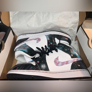Air Jordan 1 Mids 6.5Y